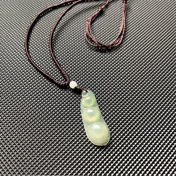 π Jade Edamame peas in a pod authentic necklace - Picture 3 of 9